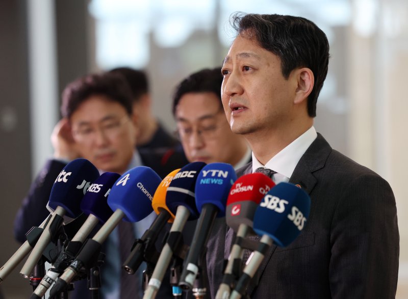 [인천공항=뉴시스] 이영환 기자 = 안덕근 산업통상자원부 장관이 23일 오전 인천국제공항 제2여객터미널에서 미국 워싱턴 D.C. 출국을 앞두고 취재진의 질문에 답하고 있다. 안덕근 장관은 미국 방문 기간 최상목 경제부총리 겸 기획재정부 장관과 함께 스콧 베선트 미 재무부 장관, 제이미슨 그리어 무역대표부(USTR) 대표와 면담을 진행할 예정이다. 2025.04.23. 20hwan@newsis.com