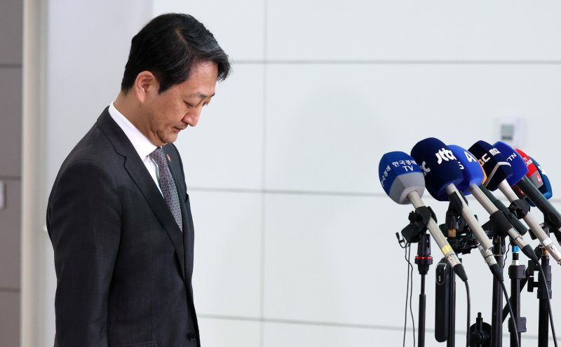 [인천공항=뉴시스] 이영환 기자 = 안덕근 산업통상자원부 장관이 23일 오전 인천국제공항 제2여객터미널에서 잠시 생각에 잠겨 있다. 안덕근 장관은 미국 방문 기간 최상목 경제부총리 겸 기획재정부 장관과 함께 스콧 베선트 미 재무부 장관, 제이미슨 그리어 무역대표부(USTR) 대표와 면담을 진행할 예정이다. 2025.04.23. 20hwan@newsis.com