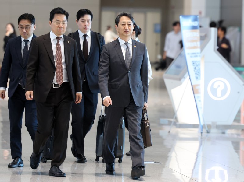 [인천공항=뉴시스] 이영환 기자 = 안덕근 산업통상자원부 장관이 23일 오전 인천국제공항 제2여객터미널을 통해 미국 워싱턴D.C.로 출국하고 있다. 안덕근 장관은 미국 방문 기간 최상목 경제부총리 겸 기획재정부 장관과 함께 스콧 베선트 미 재무부 장관, 제이미슨 그리어 무역대표부(USTR) 대표와 면담을 진행할 예정이다. 2025.04.23. 20hwan@newsis.com