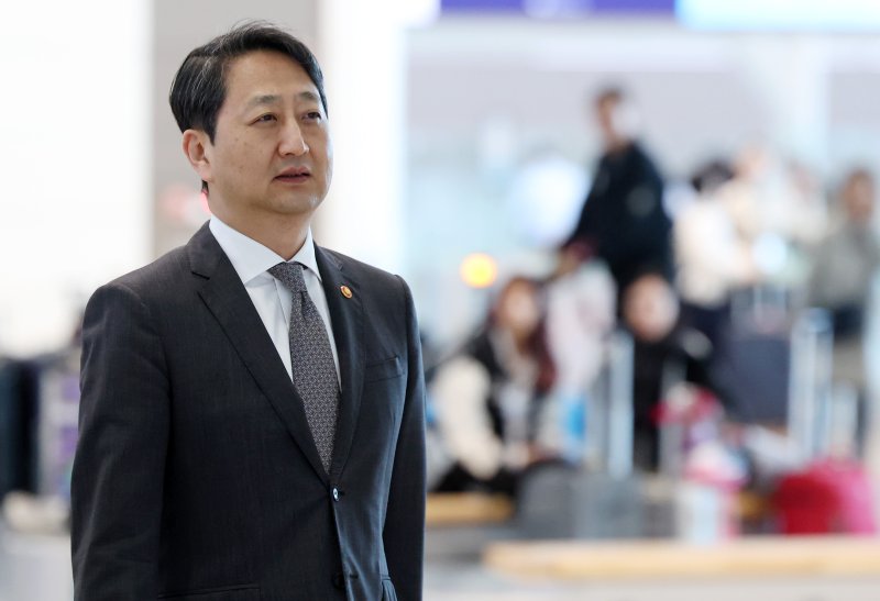 [인천공항=뉴시스] 이영환 기자 = 안덕근 산업통상자원부 장관이 23일 오전 인천국제공항 제2여객터미널을 통해 미국 워싱턴D.C.로 출국하고 있다. 안덕근 장관은 미국 방문 기간 최상목 경제부총리 겸 기획재정부 장관과 함께 스콧 베선트 미 재무부 장관, 제이미슨 그리어 무역대표부(USTR) 대표와 면담을 진행할 예정이다. 2025.04.23. 20hwan@newsis.com