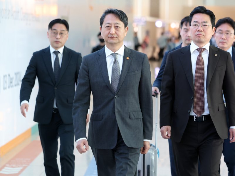 [인천공항=뉴시스] 이영환 기자 = 안덕근 산업통상자원부 장관이 23일 오전 인천국제공항 제2여객터미널을 통해 미국 워싱턴D.C.로 출국하고 있다. 안덕근 장관은 미국 방문 기간 최상목 경제부총리 겸 기획재정부 장관과 함께 스콧 베선트 미 재무부 장관, 제이미슨 그리어 무역대표부(USTR) 대표와 면담을 진행할 예정이다. 2025.04.23. 20hwan@newsis.com