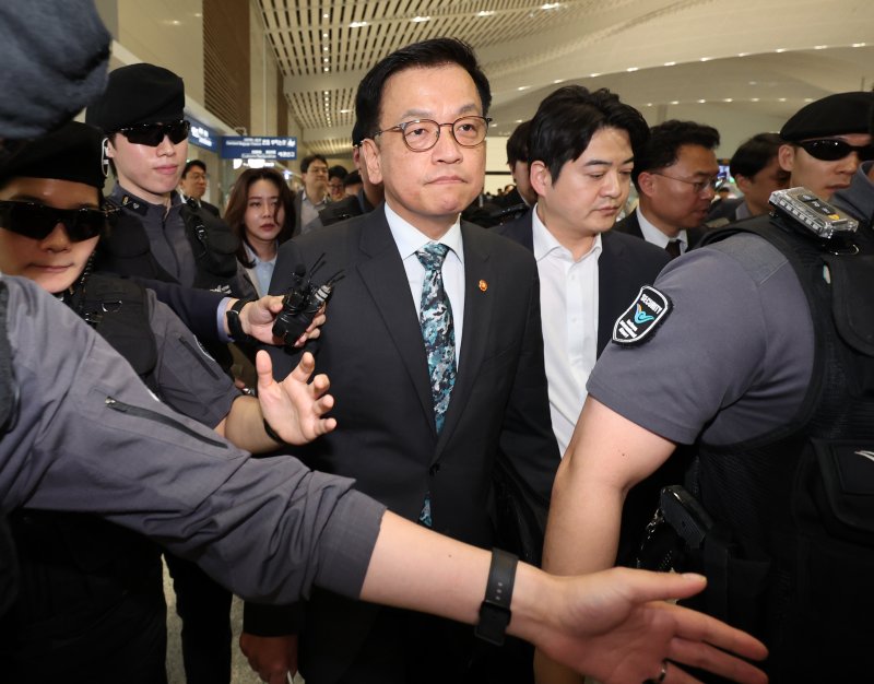 [인천공항=뉴시스] 이영환 기자 = 최상목 경제부총리 겸 기획재정부 장관이 22일 오전 인천국제공항 제2여객터미널을 통해 미국 워싱턴 D.C.로 출국하고 있다.최상목 경제부총리 겸 기획재정부 장관은 오는 23일~25일(현지시간) 미국 워싱턴 D.C.에서 개최되는 주요 20개국(G20) 재무장관 회의 및 국제통화금융위원회(IMFC)에 참석하며 24일(현지시간)에는 안덕근 산업통상자원부 장관과 함께 2+2 통상협의에 참여할 예정이다. 이 협의에는 스콧 베센트 미 재무부 장관, 제이미슨 그리어 무역대표부(USTR) 대표가 마주한다. 20