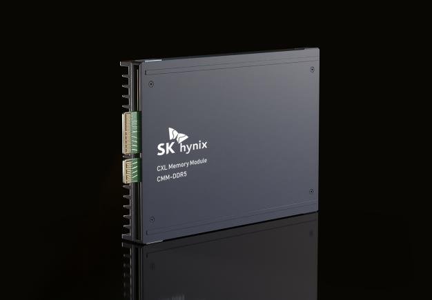 SK하이닉스가 개발한 컴퓨트 익스프레스 링크(CXL) 2.0 기반 D램 설루션 CMM(CXL 메모리 모듈)-DDR5 96GB(기가바이트). SK하이닉스 제공.