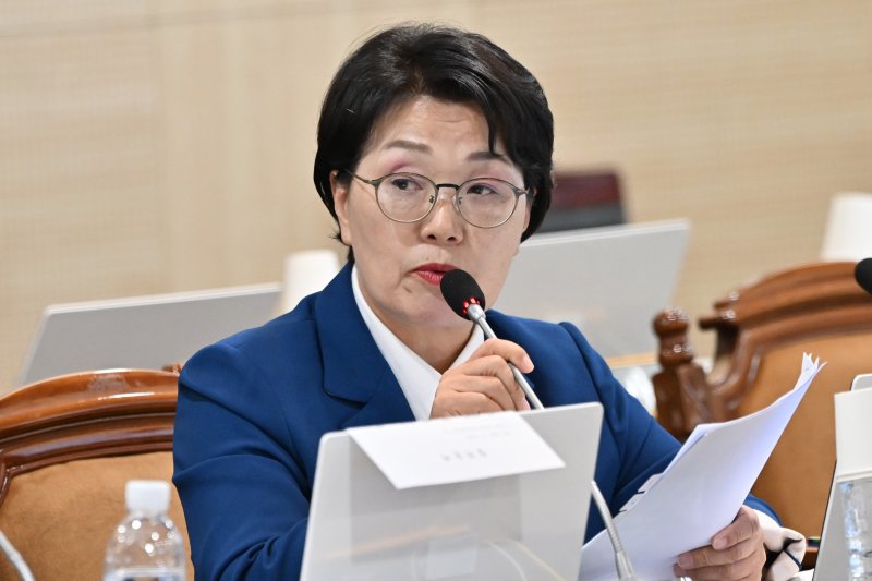 권향엽 더불어민주당 의원이 지난해 10월 전남 나주시 한국전력공사 본사에서 열린 산업통산자원중소벤처기업위원회 국정감사에서 정동희 한국전력거래소 이사장에게 질의하고 있다. 뉴시스