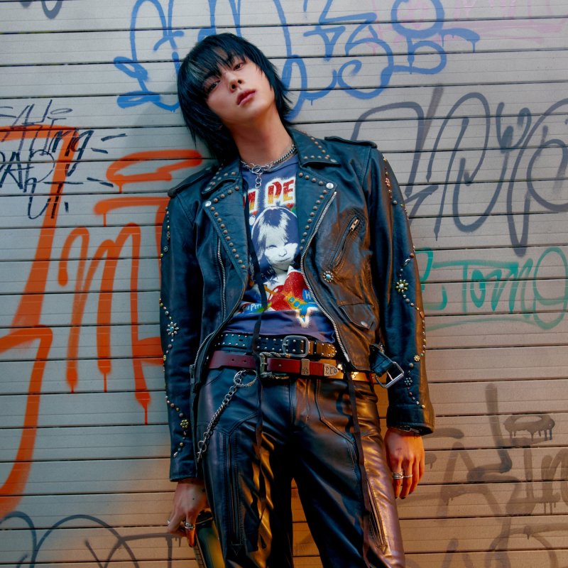 방탄소년단 진, 파격 변신…'장발 로커'