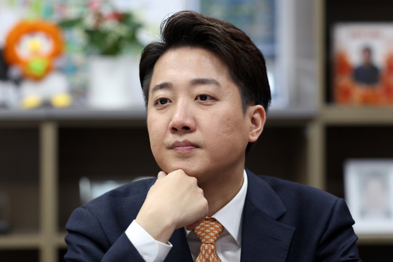 [서울=뉴시스] 조성우 기자 = 이준석 제21대 대통령 선거 개혁신당 대선후보가 18일 서울 여의도 국회 의원회관에서 뉴시스와 인터뷰를 하고 있다. 2025.04.19. xconfind@newsis.com