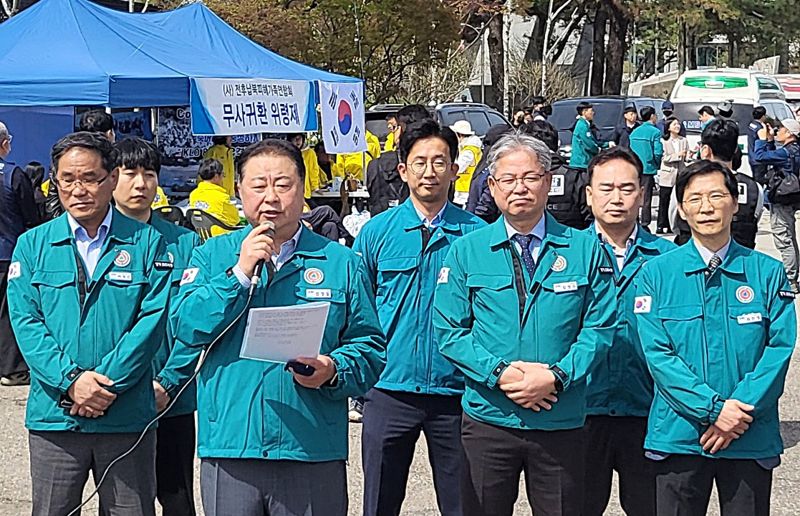 23일 오전 경기 파주시 문산읍 국립 6·25전쟁납북자기념관'에서 김경일 파주시장(왼쪽 두 번째)이 기자회견을 열고 대북 전단 살포를 규탄하고 있다. 사진=김경수기자