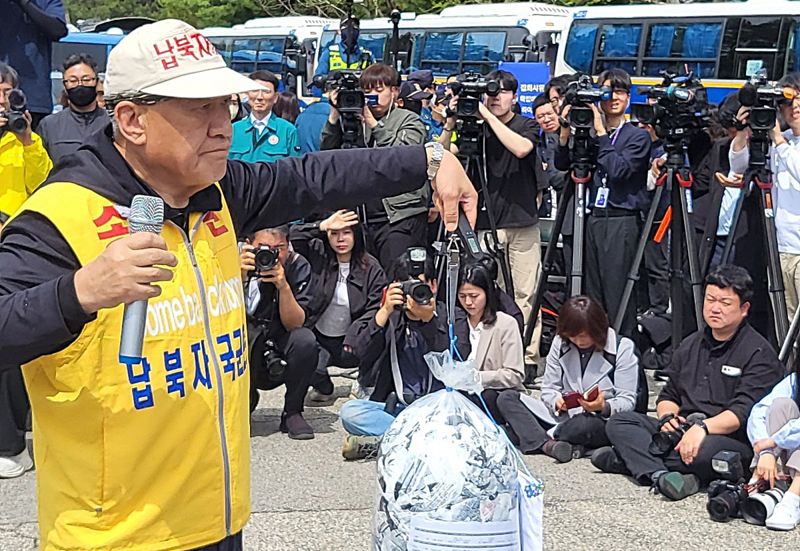 23일 오전 경기 파주시 문산읍 국립 6·25전쟁납북자기념관'에서 최성룡 납북자가족모임 대표가 대북 전단 살포를 들고 설명하고 있다. 사진=김경수기자