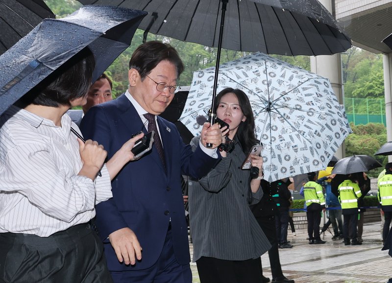 대권 도전에 나선 이재명 더불어민주당 전 대표가 지난 22일 오전 서울 서초구 서울중앙지방법원에서 열린 '대장동 배임 및 성남FC 뇌물' 1심 속행 공판에 출석하고 있다. 2025.4.22/뉴스1 ⓒ News1 오대일 기자
