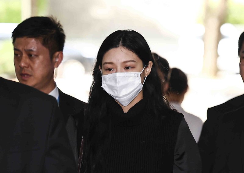 [서울=뉴시스] 김근수 기자 = 입시비리 혐의로 1심에서 벌금형을 선고받은 조국혁신당 조국 전 대표의 딸 조민이 23일 서울 서초구 서울중앙지방법원에서 열린 2심 선고공판에 출석하고 있다. 2025.04.23. ks@newsis.com