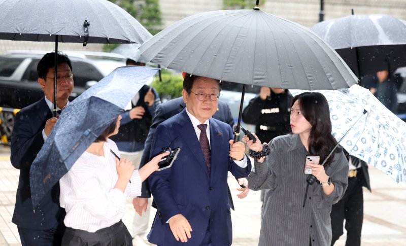 [서울=뉴시스] 김선웅 기자 = 이재명 제21대 대통령 선거 더불어민주당 경선 후보가 22일 서울 서초구 서울 서초구 서울중앙지법에서 열린 대장동 배임 및 성남FC 뇌물 의혹 사건 75차 공판에 출석하고 있다. 2025.04.22. mangusta@newsis.com