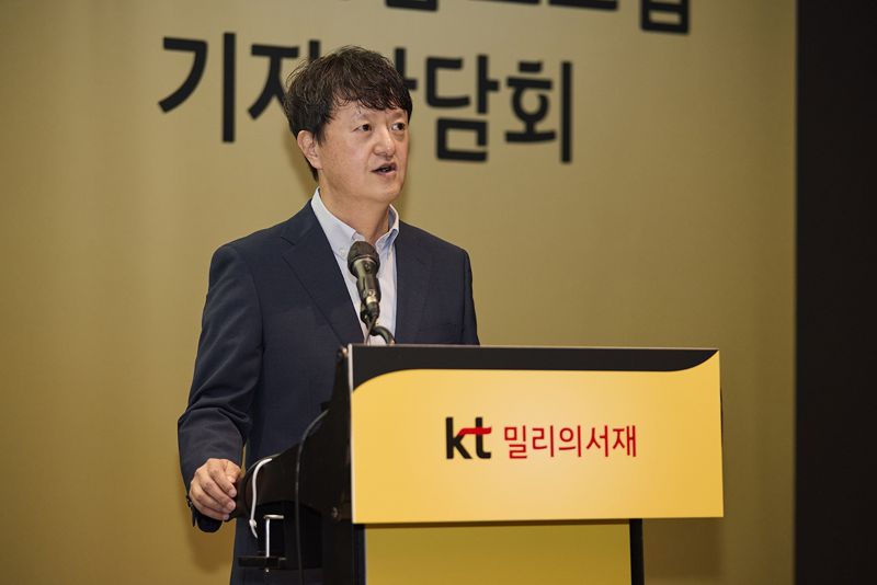 박현진 KT 밀리의서재 대표가 23일 여의도 글래드 호텔에서 기자간담회를 열고 발언하고 있다. KT 밀리의서재 제공