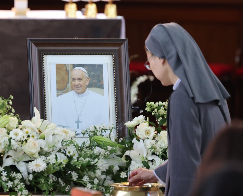 [인천=뉴시스] 전진환 기자 = 제266대 교황인 프란치스코 교황이 선종한 가운데 23일 인천 중구 답동성당에 마련된 분향소에서 한 수녀가 분향하고 있다. 2024.04.23. amin2@newsis.com
