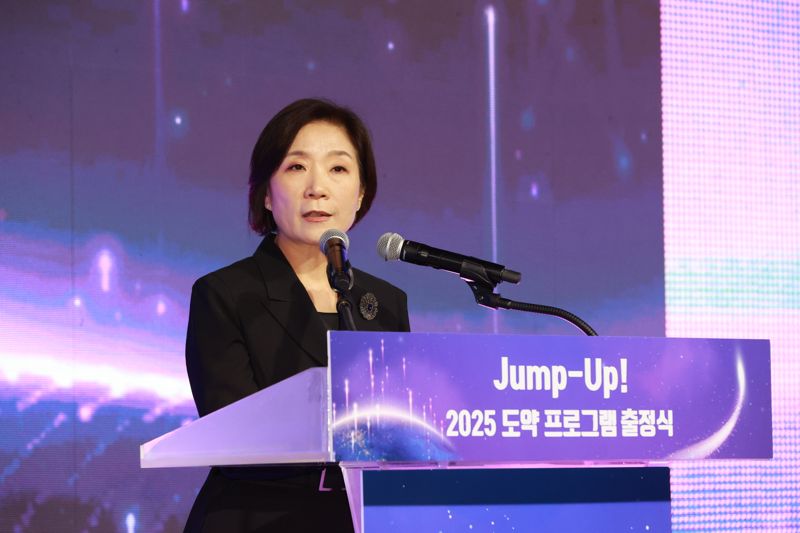 오영주 중소벤처기업부 장관이 23일 서울 중구 신라호텔에서 열린 '도약(Jump-Up) 프로그램 출정식'에서 인사말을 하고 있다. 중기부 제공