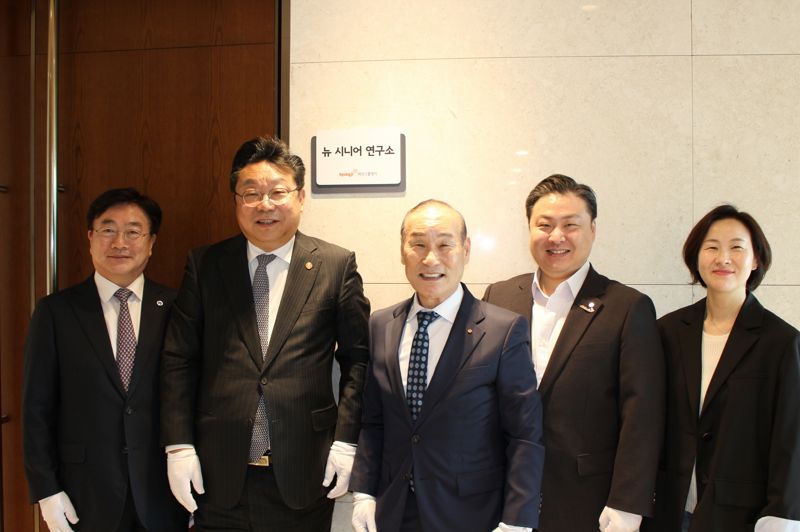 (왼쪽부터)원석 인천경제자유구역청 청장, 주형환 저출산고령화사회위원회 부위원장, 최병오 패션그룹형지 회장, 최준호 패션그룹형지 부회장, 최혜원 형지I&C 사장이 23일 인천 송도 형지 본사에서 진행된 '뉴 시니어 연구소' 현판식 후 기념 촬영을 하고 있다. 형지 제공