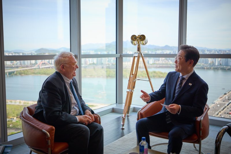 이재명, 美싱크탱크 소장 만나 트럼프 관세 등 의견교환