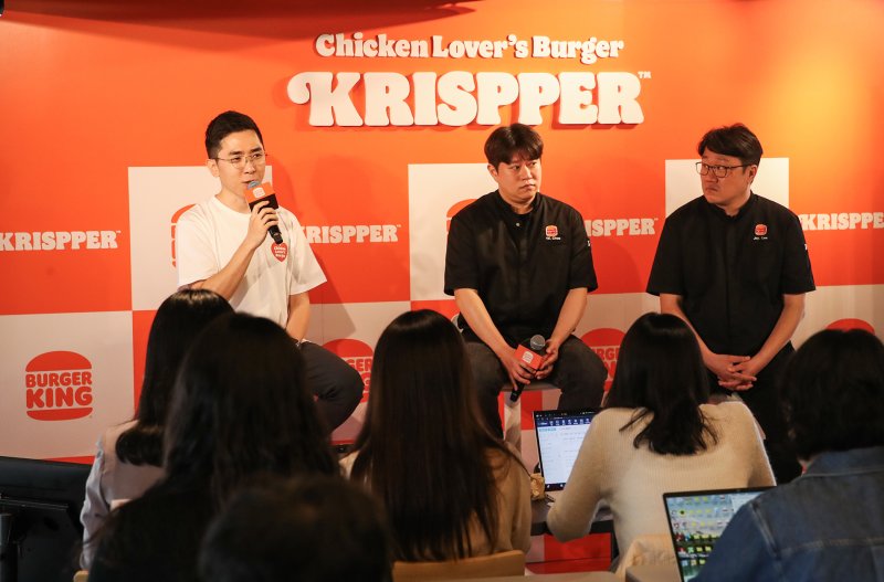 23일 서울 중구 버거킹 약수역점에서 열린 신메뉴 출시 기자간담회에서 이성하 버거킹 마케팅본부 CMO와 제품개발팀 관계자가 미디어의 질문에 답변하며 브랜드 전략과 신메뉴 개발 배경에 대해 설명하고 있다. 왼쪽부터 버거킹 마케팅본부 이성하 CMO, 제품개발팀 추연경 과장, 제품개발팀 이성재 팀장의 모습이다. (버거킹 제공. 재판매 및 DB 금지) 2025.4.23/뉴스1