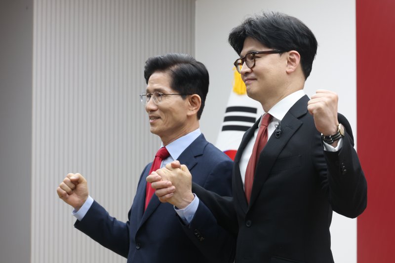 金 "당선되면 부정선거 의혹 밝힐 것" 韓 "아부하지 않은 게 배신인가"
