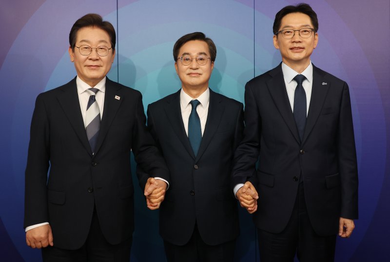 이재명(왼쪽부터), 김동연, 김경수 제21대 대통령 선거 더불어민주당 경선 후보가 23일 서울 여의도 오마이TV 스튜디오에서 열린 오마이TV 초청 토론회 시작에 앞서 기념촬영을 하고 있다. 사진=뉴시스
