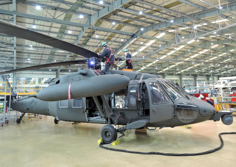 대한항공 부산테크센터에서 UH-60 헬기 창정비를 수행하는 모습 대한항공 제공