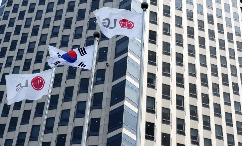 [서울=뉴시스] 추상철 기자 = 7일 오전 서울 영등포구 여의도 바카라트윈타워에서 바카라깃발이 바람에 나부끼고 있다. 2025.04.07. scchoo@newsis.com /사진=뉴시스