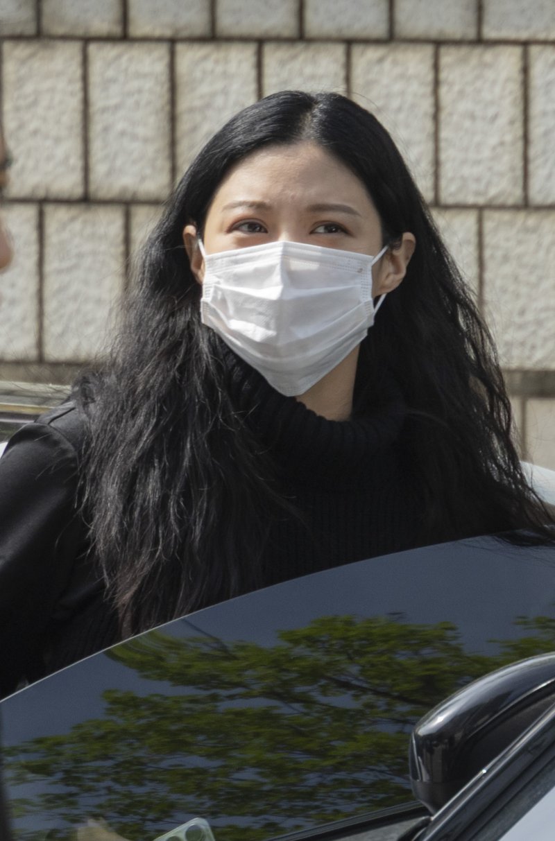 '입시비리' 혐의를 받는 조국혁신당 조국 전 대표의 딸 조민씨가 23일 서울 서초구 서울중앙지법에서 열린 항소심 선고 공판을 마친 뒤 청사를 나오고 있다. 연합뉴스