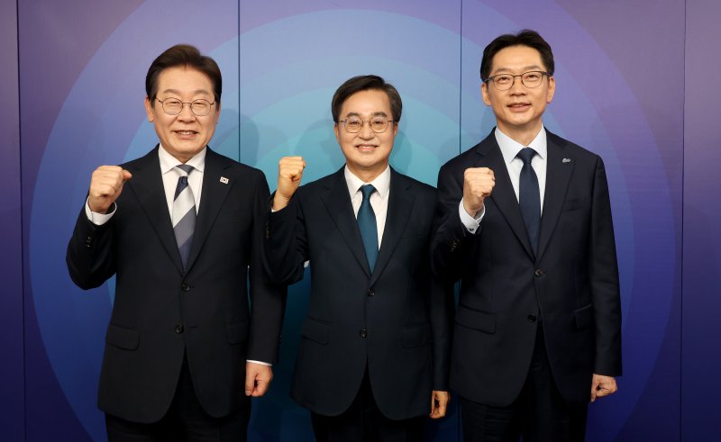 더불어민주당 제21대 대통령선거 경선에 나선 이재명·김동연·김경수 후보(왼쪽부터)가 23일 서울 영등포구 오마이TV 스튜디오에서 열린 초청토론회 시작에 앞서 기념촬영을 하고 있다. 뉴스1
