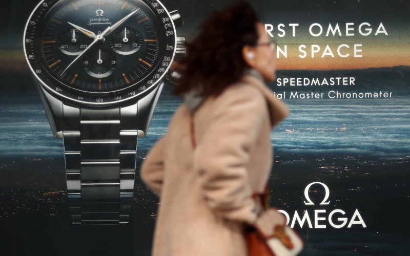 [서울=뉴시스] 김혜진 기자 = 럭셔리 시계 브랜드 오메가(OMEGA)가 오는 4월부터 국내에서 판매하는 전 제품을 대상으로 평균 3% 가량 가격을 인상한다. 오메가의 대표 품목인 시계 뿐만 아니라 액세서리 제품까지 인상될 예정이다. 사진은 16일 서울 시내 한 오메가 매장 앞으로 시민들이 지나가고 있다. 2025.02.25. jini@newsis.com
