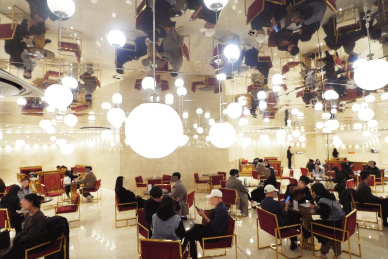 민트급 명품 구매를 하려는 고객들로 캉카스백화점 로비가 가득차있다. *재판매 및 DB 금지