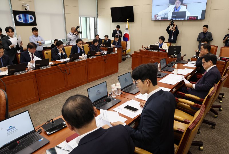 [서울=뉴시스] 권창회 기자 = 23일 서울 여의도 국회에서 열린 과학기술정보방송통신위원회 전체회의에서 최민희 과방위원장이 의사봉을 두드리고 있다. 2025.04.23. kch0523@newsis.com