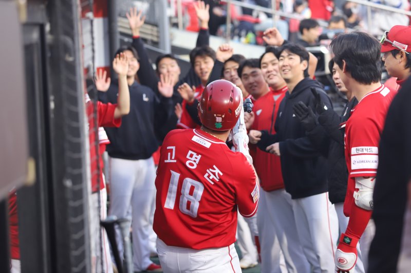 [서울=뉴시스] 프로야구 SSG 랜더스 고명준이 23일 수원KT위즈파크에서 열린 2025 신한 쏠뱅크 KBO리그 KT 위즈와의 경기에서 홈런을 친 뒤 더그아웃에서 동료들의 축하를 받고 있다. (사진=SSG 랜더스 제공) 2025.04.23. *재판매 및 DB 금지