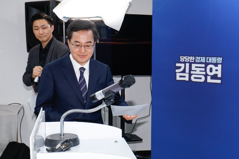 김동연 더불어민주당 대선 경선 후보가 22일 오후 서울 여의도 캠프에서 수도권·비정규직 청년 공약 발표를 위해 입장하고 있다. 왼쪽은 김종대 청년‧외신대변인. 2025.4.22/뉴스1 ⓒ News1 안은나 기자