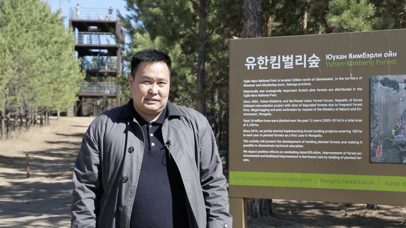 [토진나르스(몽골)=뉴시스]몽골 산림청 산하 기관인 자연환경기후변화부(SPAA·Special Protected Area’s Administration)의 토진나르스 자연보전구역 관리사무소 나랑바트 을지바야르 소장이 지난 17일 토진나르스 유한킴벌리 숲에서 포즈를 취하고 있다. 2025.04.22. (사진=김수헌PD bi2og@naver.com, 지구촌나눔운동 제공)