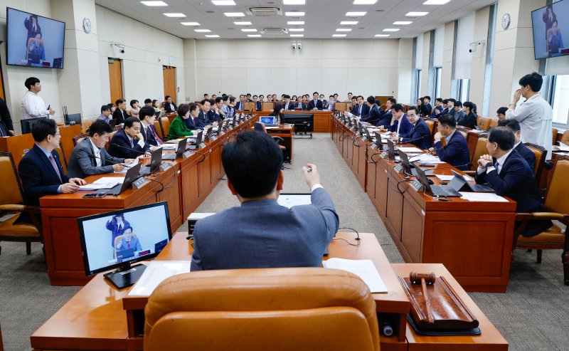 23일 오전 서울 여의도 국회에서 열린 기획재정위원회 제424회국회(임시회) 제1차 전체회의에서 송언석 위원장이 추가경정예산안 관련 질의할 의원들을 파악하고 있다. 2025.4.23/뉴스1 ⓒ News1 안은나 기자