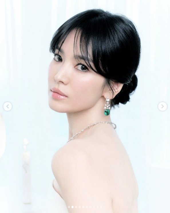 송혜교, 오프숄더 드레스에 명품 주얼리 걸치고…동화 속 공주 미모