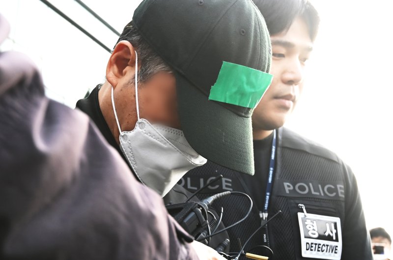 "계획 범죄냐" 질문에 끄덕끄덕…용인 일가족 살해 50대 가장 송치
