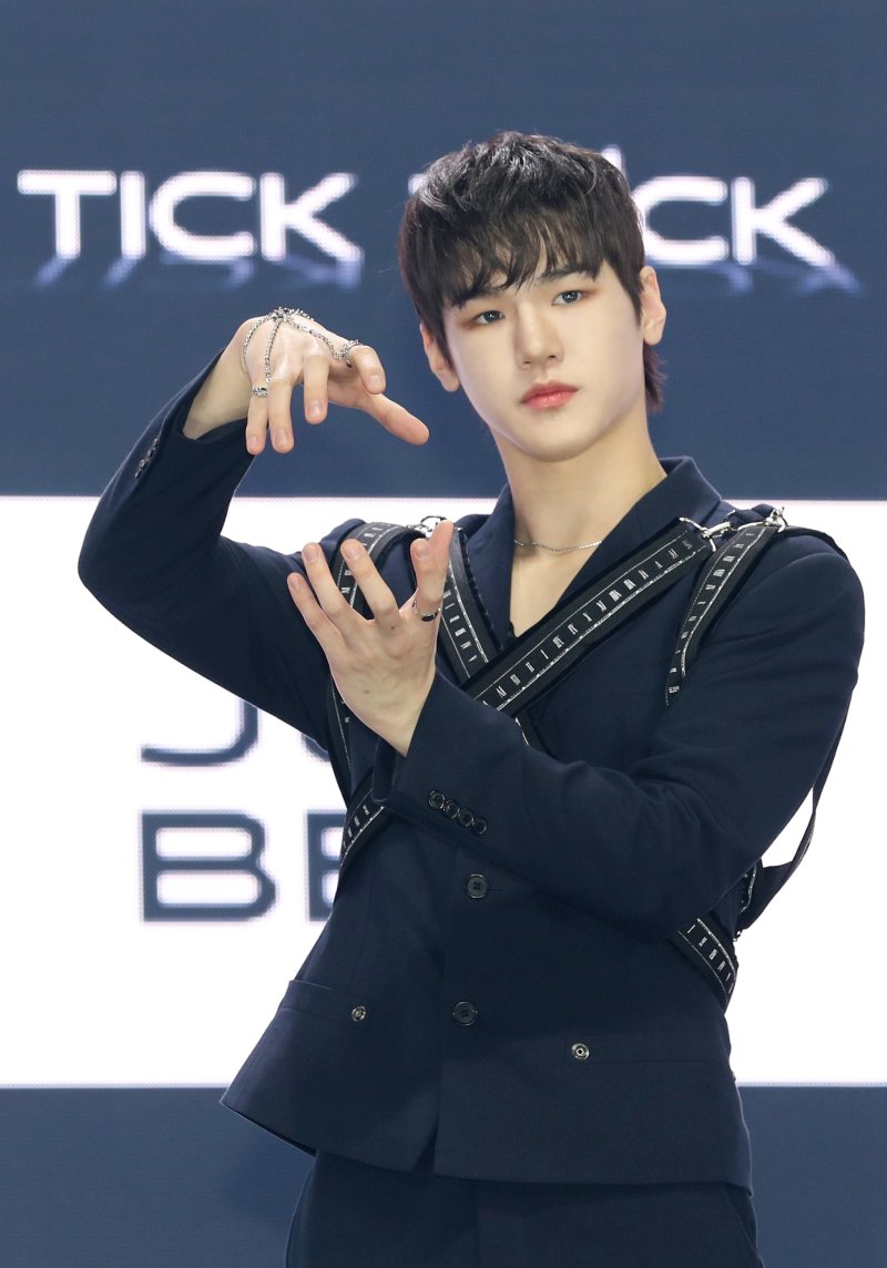 저스트비 배인, 男 아이돌 최초 커밍아웃…멤버·팬 응원 눈물 나 [N이슈]