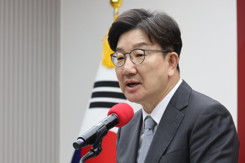 [서울=뉴시스] 국회사진기자단 = 권성동 국민의힘 원내대표가 23일 서울 여의도 국민의힘 중앙당사에서 열린 2차 경선토론회 미디어데이에서 인사말을 하고 있다. 2025.04.23. photo@newsis.com