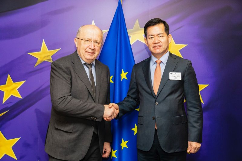 석종건 방사청장이 안드리우스 쿠빌리우스(Andrius Kubilius) EU 국방·우주 집행위원과 면담 후 기념촬영을 하고 있다. 방위사업청 제공