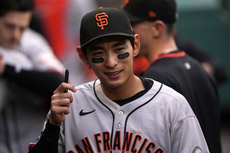 [애너하임=AP/뉴시스] 미국 메이저리그(MLB) 샌프란시스코 자이언츠의 이정후가 지난 19일(한국 시간) 미국 캘리포니아주 애너하임의 에인절스타디움에서 열린 2025 메이저리그(MLB) 정규리그 LA 에인절스와의 원정 경기에 앞서 미소를 짓고 있다. 2025.04.19.