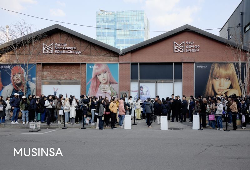 서울 성수동에 있는 무신사 스토어 성수@대림창고가 사람들로 붐비고 있다. 무신사 제공
