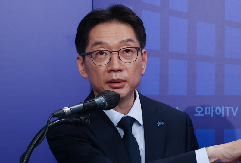 [서울=뉴시스] 국회사진기자단 = 김경수 제21대 대통령 선거 더불어민주당 경선 후보가 23일 서울 여의도 오마이TV 스튜디오에서 열린 오마이TV 초청 토론회에서 발언을 하고 있다. 2025.04.23. photo@newsis.com