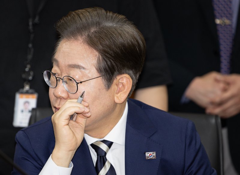 이재명 더불어민주당 경선 후보가 21일 오전 서울 여의도 금융투자협회에서 열린 자본시장 활성화를 위한 정책간담회에서 생각에 잠겨 있다. 2025.4.21/뉴스1 ⓒ News1 이재명 기자