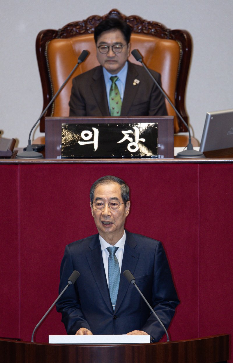 한덕수 대통령 권한대행 국무총리가 24일 오전 서울 여의도 국회 본회의장에서 열린 제424회 국회(임시회) 제6차 본회의에서 2025년도 제1회 추가경정예산안에 대한 정부의 시정연설을 하고 있다. 뉴스1