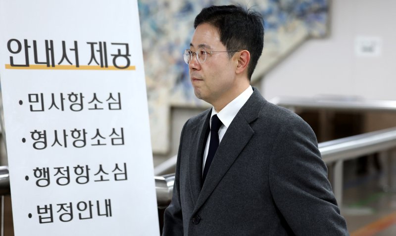 [서울=뉴시스] 추상철 기자 = 손준성 대구고등검찰청 차장검사가 6일 오후 서울 서초구 서울중앙지방법원에서 '고발사주 공직선거법 위반' 혐의 등 항소심 선고공판에 출석하고 있다. 2024.12.06. scchoo@newsis.com
