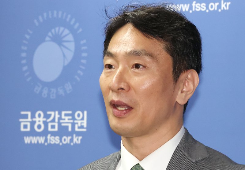 이복현 금감원장, 자본시장 현안 브리핑 (서울=연합뉴스) 김성민 기자 = 이복현 금융감독원장이 24일 서울 영등포구 금융감독원에서 열린 자본시장 현안 브리핑에서 발언하고 있다. 2025.4.24 ksm7976@yna.co.kr (끝)
