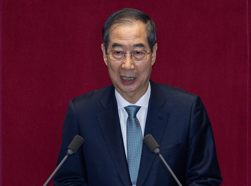 [서울=뉴시스] 국회사진기자단 = 한덕수 대통령 권한대행 국무총리가 24일 오전 서울 여의도 국회 본회의장에서 열린 제424회 국회(임시회) 제6차 본회의에서 2025년도 제1회 추가경정예산안에 대한 정부의 시정연설을 하고 있다. 2025.04.24. photo@newsis.com
