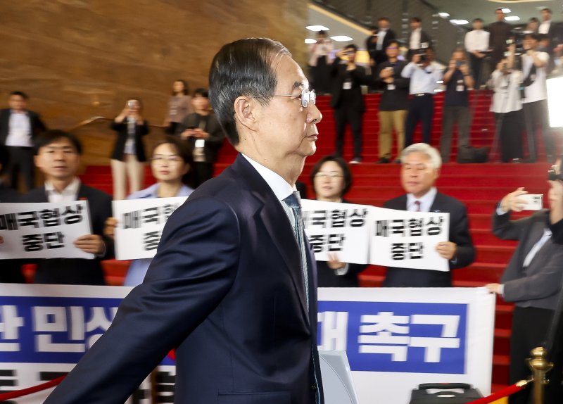[서울=뉴시스] 국회사진기자단 = 한덕수 대통령 권한대행 국무총리가 24일 서울 여의도 국회에서 열린 본회의에서 2025년도제1회추가경정예산안에대한정부의시정연설을 위해 국회 본청으로 들어서고 있다. 한 대행 뒤로 야4당(조국혁신당, 진보당, 기본소득당, 사회민주당) 의원들이 한 대행을 규탄하는 피켓을 들고 있다. 2025.04.24. photo@newsis.com