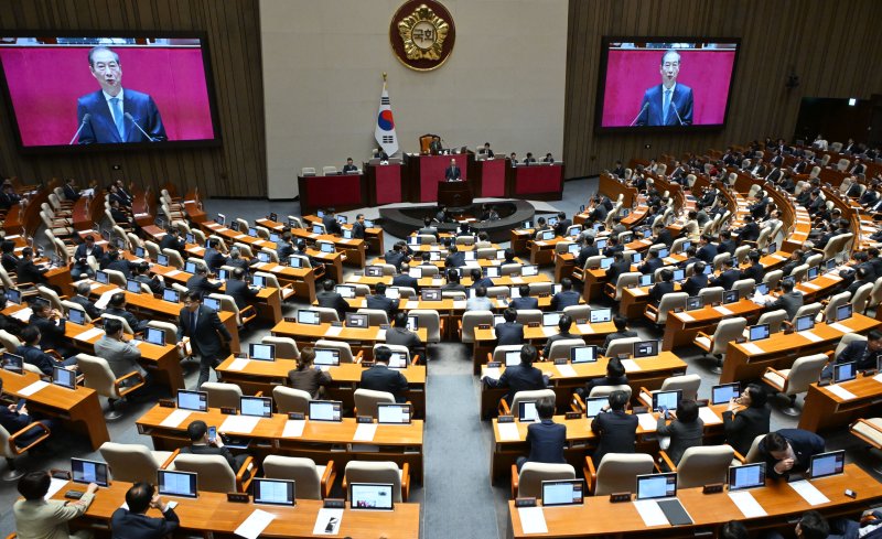 [서울=뉴시스] 국회사진기자단 = 한덕수 대통령 권한대행 겸 국무총리가 24일 서울 여의도 국회에서 추가경정예산안 제출과 관련한 시정 연설을 하고 있다. 대통령 권한대행의 국회 시정 연설은 1979년 박정희 전 대통령 사망 당시 최규하 권한대행 이후 46년 만이다. 2025.04.24. photo@newsis.com