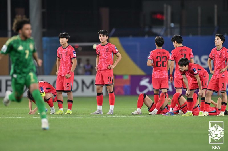 [서울=뉴시스] U-17 축구대표팀이 17일(현지 시간) 사우디아라비아 타이프의 오카즈 스타디움에서 열린 2025 아시아축구연맹(AFC) U-17 아시안컵 4강전 사우디아라비아와의 경기에서 패한 뒤 아쉬워 하고 있다. 대표팀은 사우디를 상대로 1-1로 비긴 뒤 승부차기에서 1-3으로 패배했다. (사진=대한축구협회 제공) 2025.04.18. photo@newsis.com *재판매 및 DB 금지